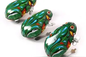 家长们留意了！这种小时候常玩的铁皮青蛙也会“咬”人图片