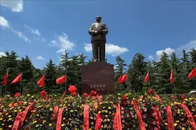 少年毛泽东对看不起他的同学说：春来我不先开口，哪个虫儿敢做声图片