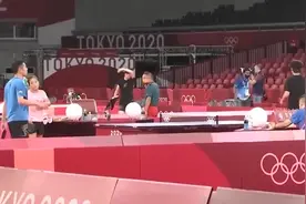 国乒东京首次训练就发现问题，刘国梁担心球员安全，许昕撞到板上图片