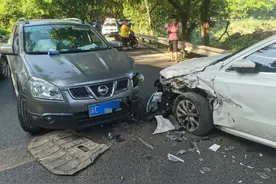 弯道越线超车又出事！小姐姐吓到尖叫，“淡定哥”只顾打电话图片