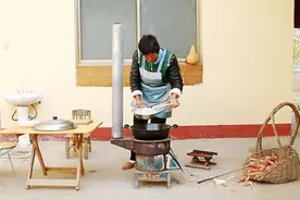 农村媳妇秘制猪肉藕夹，营养好吃，美味可口，老公越吃越上瘾！视频封面