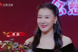43岁谭晶近照大变，脸部浮肿僵硬认不出，嫁大9岁老公开珠宝店图片