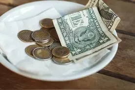 美国人问为什么中国人不收小费，各国网友讨论了起来图片