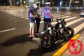 哈尔滨一男子装“酷”炸街！被抓后一查，事还不少图片