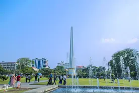 缅甸仰光最受游客欢迎的广场，建筑东西方融合，路边的风景好美图片