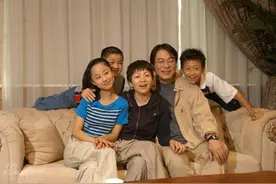 继母和爸爸吵架，女儿躲厕所吃饼干，被发现后下意识动作令人心疼图片