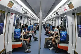 熊孩子在地铁上踩了乘客的脚，乘客刚要骂，妈妈这种做法很少见图片