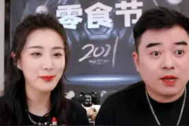 薇娅罕见秀恩爱，跟老公直播涂口红互怼，董海锋甘做其背后的男人图片