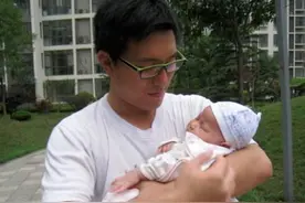 为何小宝宝喜欢被抱着走，坐下和放下会哭闹，很多妈妈都不知咋办图片