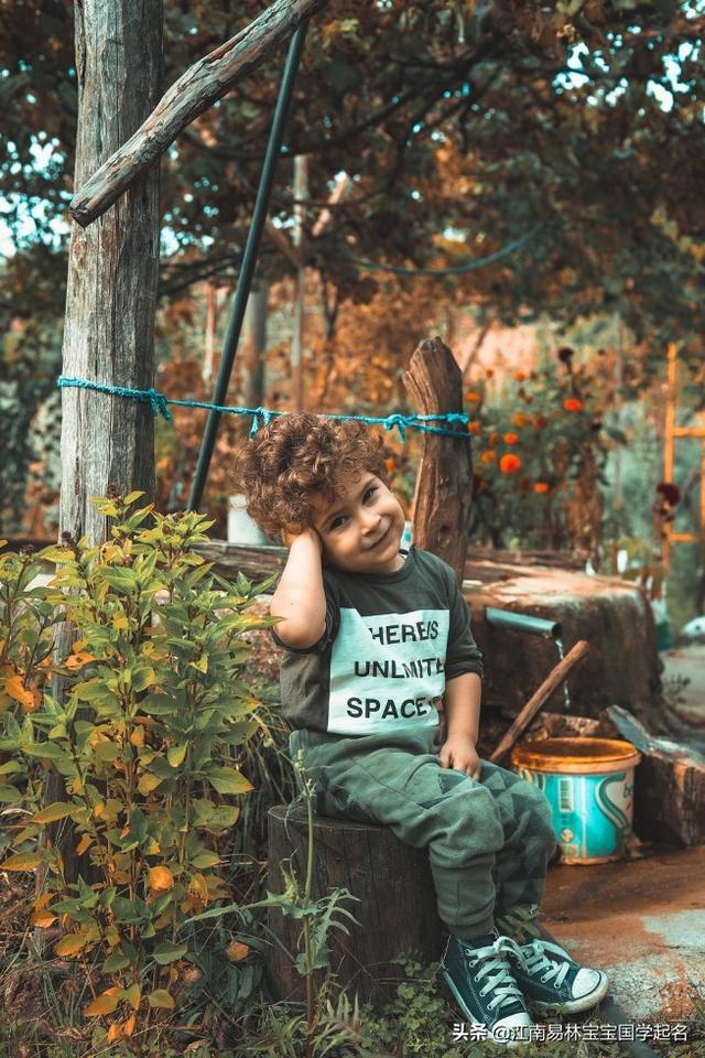 ��ʫ�к�ȡ����300��ʫ���к��������ж����飬չ���Ʒ��