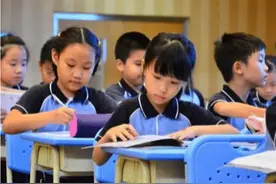 小学生作文“我的爸爸”火了，老师给了100分，还选择叫家长图片