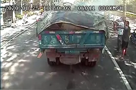 石家庄34路杨师傅，您拎着灭火器下车灭火的样子真帅图片
