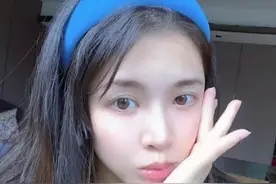 杜淳老婆晒素颜肤白胜雪，角落一个玩偶近7万，日常戴金表显贵气图片