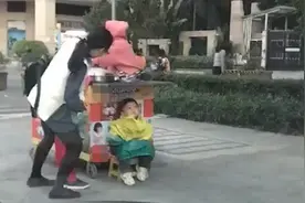 “艰辛宝妈”带娃摆摊火了，生活不易，有妈妈的地方才最温暖图片