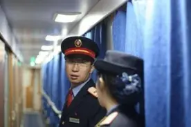 火车在晚上的时候，为什么乘务员都要强制拉上窗帘？今天算明白了图片