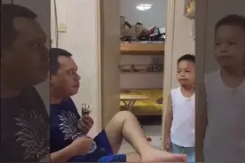 儿子怎么都不肯写作业，爸爸给了他一个难忘的惩罚，网友：很奏效图片
