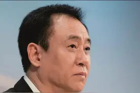 恒大，时代的裸泳者图片
