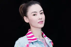 20年前张柏芝陈冠希同框，她对他满眼爱意连站姿都模仿他，好般配图片