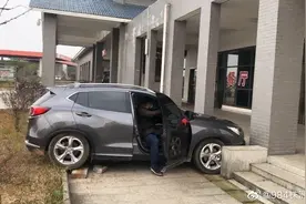 株洲服务区：原本想找空旷地方停车，结果分心车撞墙图片