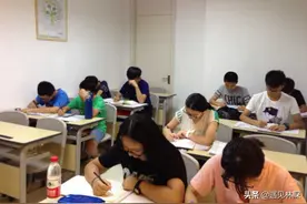偷偷地给孩子补课，然后击败其他同学图片