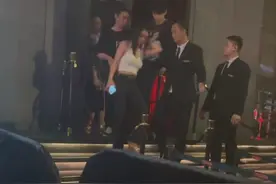 王思聪深夜酒吧畅玩，开千万豪车美女陪伴，美女身材让人移不开眼图片