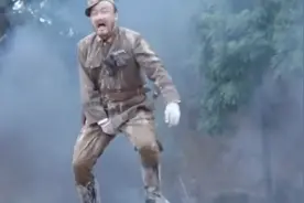 举起手来：“喷火鬼子”想灭火，听信汉奸，直接跳井了，又被坑视频封面