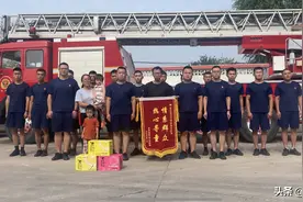 祁县消防员在营区外喂鹅时，遇到了一名走失的小女孩......图片