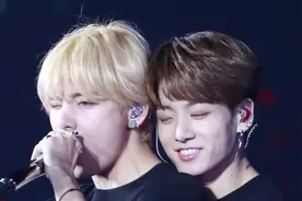 齁甜的正泰！BTS防弹少年团演唱会田柾国把金泰亨给抬起来了视频封面