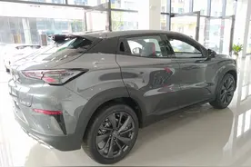 1.5T爆发180马力，比宝马X3漂亮，13万提回家，实拍长安UNI-T图片