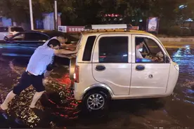 巡查疏导+排险解困交警雨中坚守情暖人心图片