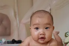 6个月婴儿智能发育的特点和智能开发游戏是什么？这里有答案图片