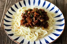 茄子肉丁打卤面，浓香味美真解馋，夏秋之际就吃它图片