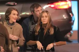 52岁皮特前妻现身片场，拍夜戏面容憔悴，网友：女神也老了呀图片