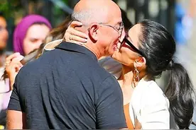 世界首富和未婚妻街头热吻好浪漫！51岁女友穿迷你裙显嫩，太甜啦图片