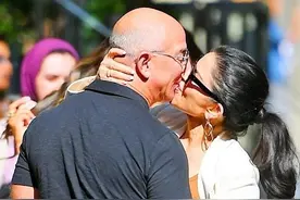 世界首富和未婚妻街头热吻好浪漫！51岁女友穿迷你裙显嫩，太甜啦图片