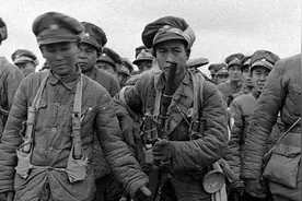 通信兵发牢骚被活埋，勋章无人认领，邱清泉找人冒名顶替图片