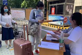 大学生终于返校！开寝室门后却扭头想回家？网友：4个月变化太大图片