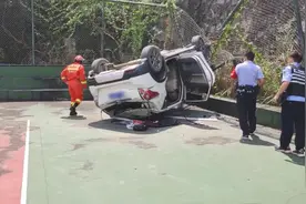 “倒车”请注意！女司机倒车翻下20米路基，七旬老人被困！图片