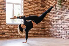 英国美女cos街头霸王“春丽”！也太内个了吧图片