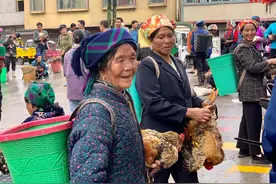 自驾游在四川西昌大凉山的螺髻山镇逛当地集贸市场！看看价格图片