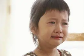 5岁女孩从幼儿园回家，妈妈看女儿走路怪异，检查后抱头痛哭图片