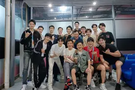 刘烨与邓伦、李现合照，许魏洲与王一博、张艺兴合照，哪一组更强图片