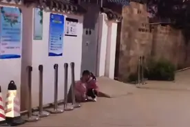 云南一女子有事耽搁晚接继女放学，继女笑着说：我以为你不要我了图片