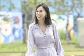 百慕大短裤与短款上衣搭配，李智慧一抹淡紫色自成移动风景线图片