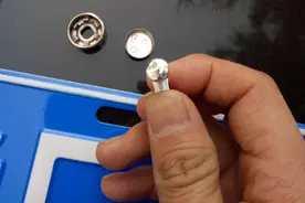为啥安装车牌使用的是单向螺丝？不怕被水冲，就怕被人卸图片