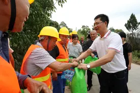四川省梓潼县“夏送清凉”慰问农村饮水工程一线施工人员图片