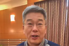 前央视名嘴刘建宏罕曝近况！52岁满头白发还驼背，难逃发福命运图片