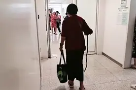 江苏一大姐医院得知自己患癌，崩溃大哭到站不稳，网友纷纷安慰图片