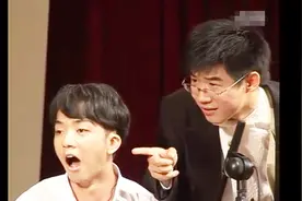 中国小伙用钢琴演示中国音乐和日本音乐的差别，旁边兄弟戏真多