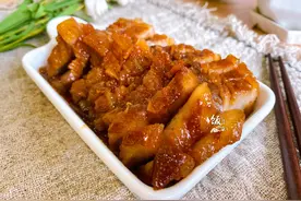 把整块五花肉放电饭锅里，焖30分钟出锅，把家人都“馋坏了”图片